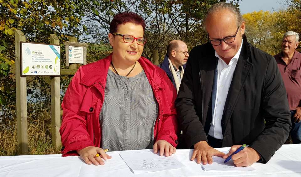 Claude Turmes signe la charte de collaboration du Comité de pilotage Natura 2000 "Éislek" en présence de Francine Keiser, présidente du COPIL 