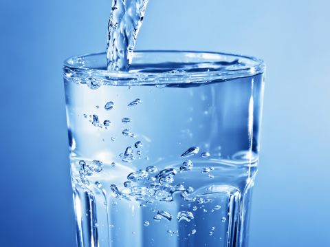 Sauberes klares Leitungswasser im Glas - Momentaufnahme