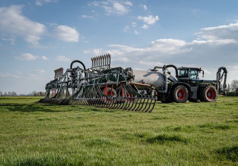 Bodennahe und präzise Gülleausbringung auf Grünland mit 20 Meter breitem Schleppschlauchgestänge.