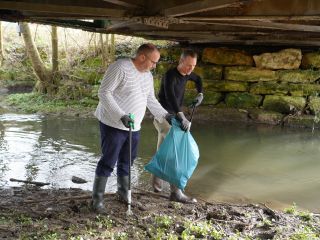 Un engagement commun pour l’Alzette : action de nettoyage à Schifflange avec le ministre 